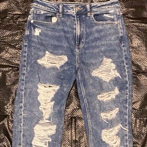 Size 6 American Eagle super ripped mom jeans